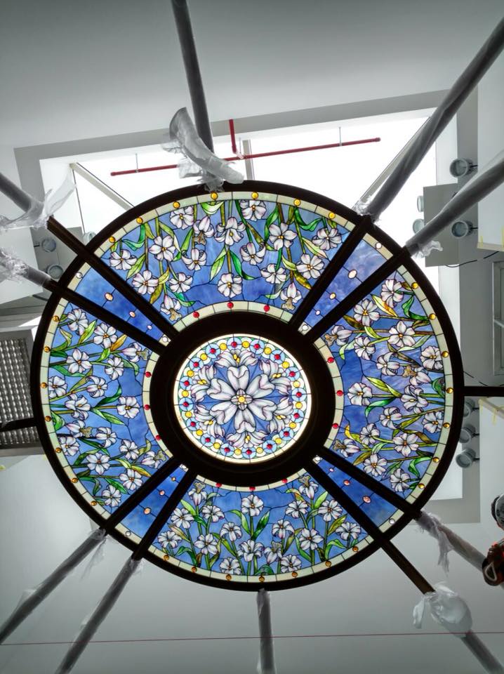 la boussole centrale du vitrail du temple de Paris