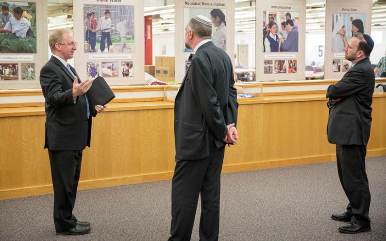 des dirigeants juifs dans le centre d'entraide