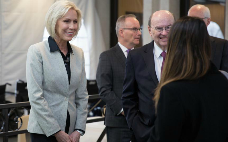 Soeur Bingham et Elder Cook avec des dirigeants juifs