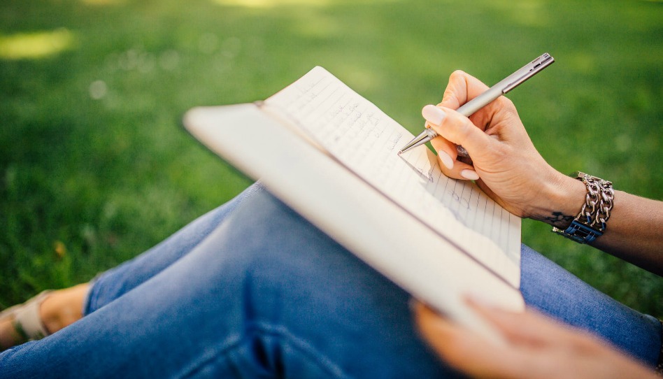 écrire dans son journal pour se souvenir de son histoire personnelle