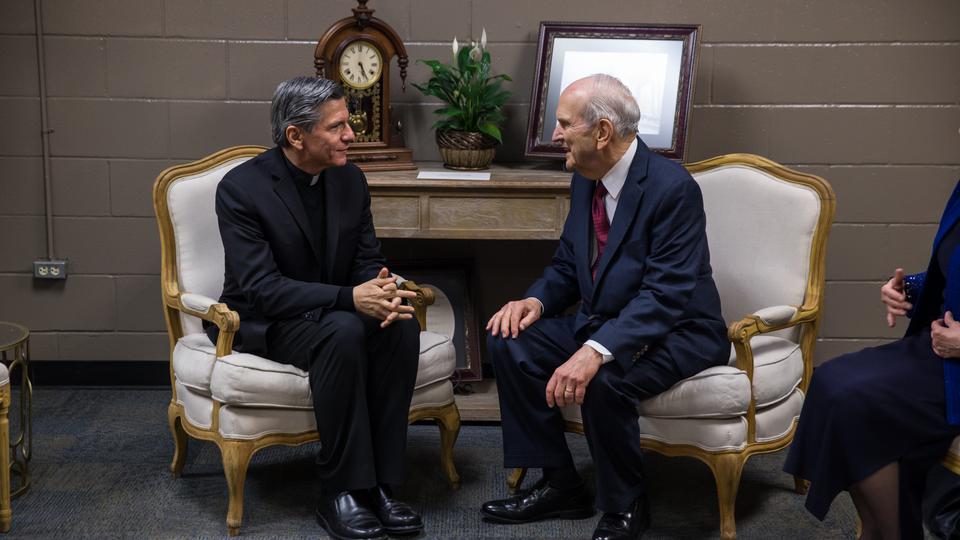 rencontre entre le Président Russell M. nelson et l'archevêque Gustavo Garcia-Siller