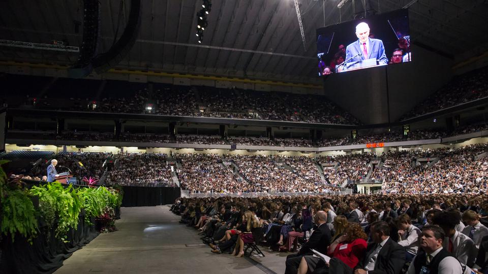 Président Nelson s'adresse à l'assemblée lors de la veillée du 18 novembre au Texas