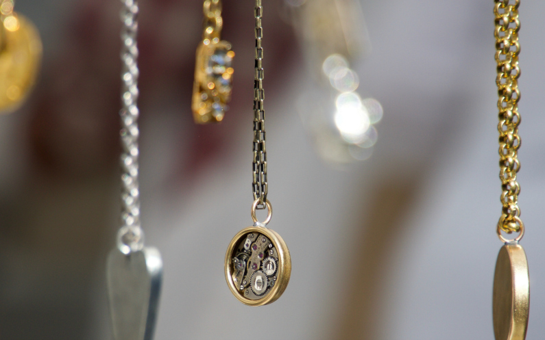 le sacrifice et l'exemple de son père avec un collier en argent pour Noël