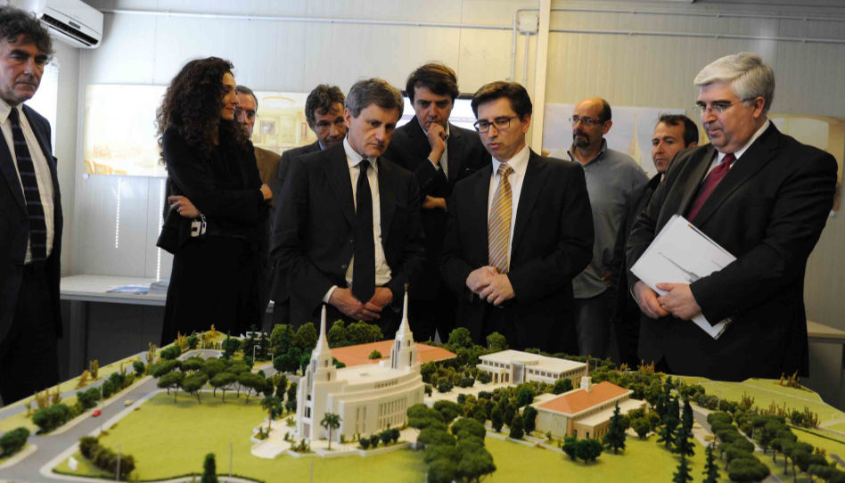 Elder De Feo avec le maire de Rome lors de la visite des travaux de construction du temple de Rome
