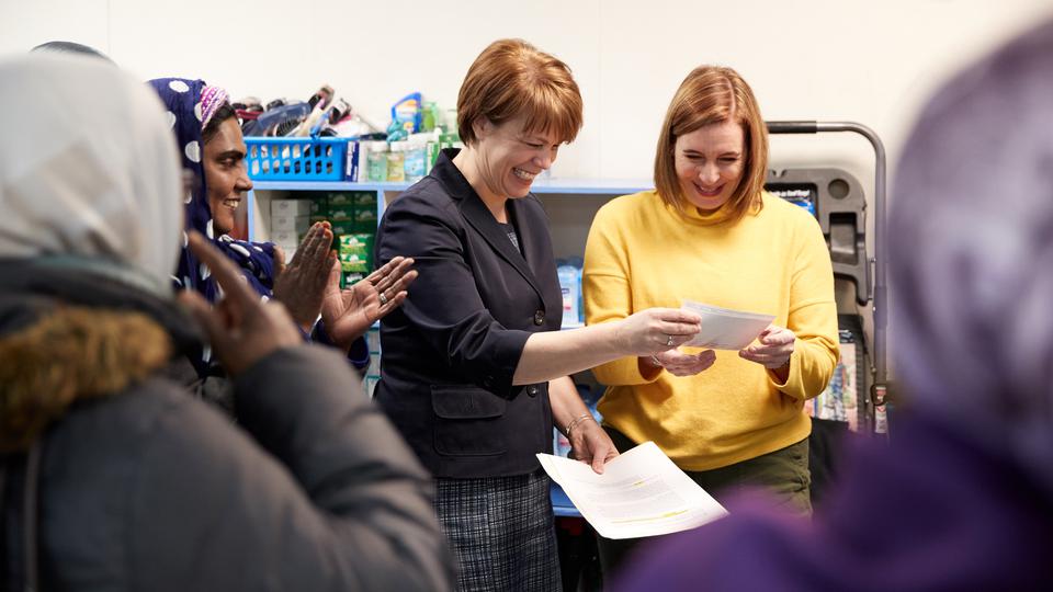 Soeur Eubank remet u chèque à Refugee Connection