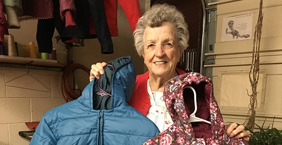 Betty Luke a confectionné plus de 1000 manteaux pour les défavorisés en 6 ans.