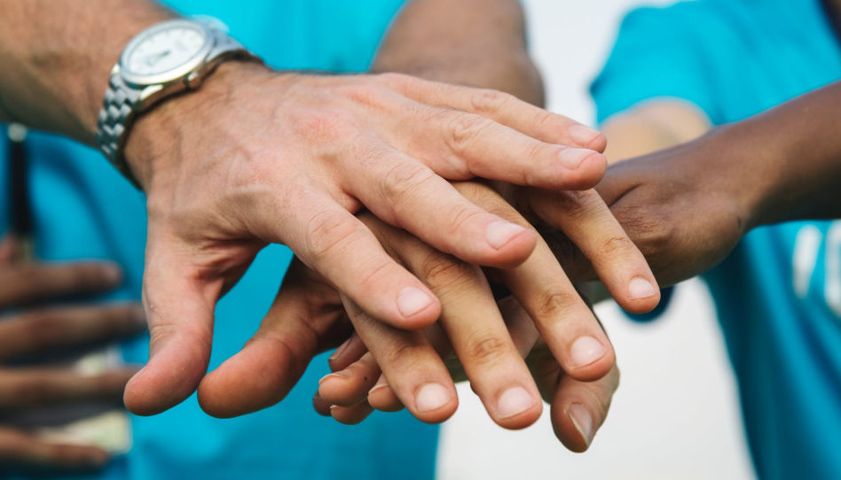 aider la collectivité est possible pour les saints en dehors des actions de l'Eglise