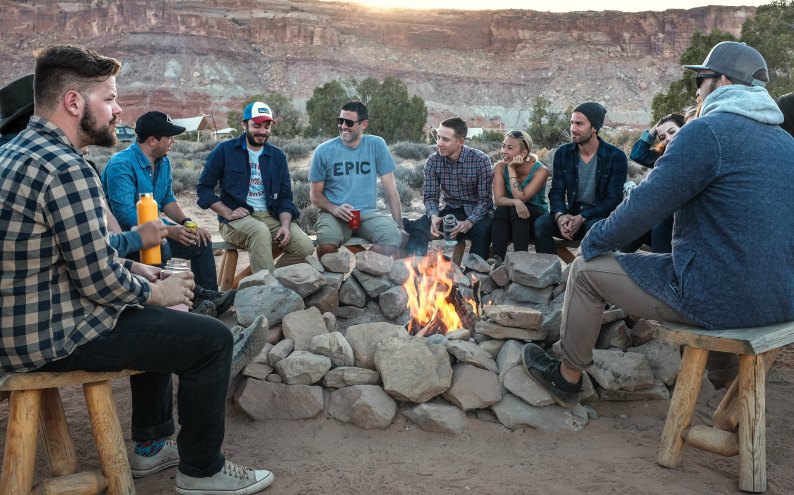 Groupe d'hommes réunis