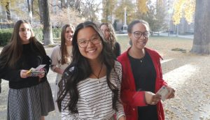 Des jeunes heureux de partager leur foi et leur lumière après la conférence FSY