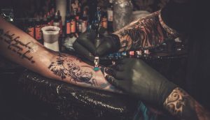 Ce que l&rsquo;Église a dit sur les tatouages et les piercings et que nous oublions parfois