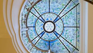 Des rayons des cieux – Histoire du vitrail central du temple de Paris