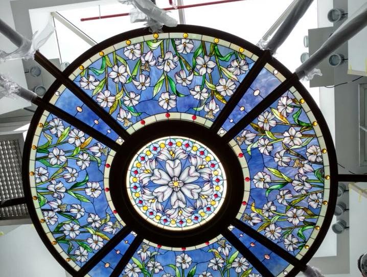 beauté du vitrail du temple de Paris