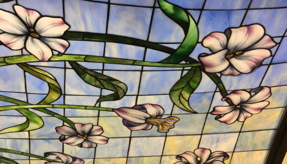 détails de la fleur de lys vitrail du temple de Paris